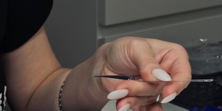 Péče pro krásné nehty: manikúra nebo pedikúra s gel lakem v salonu v centru Brna