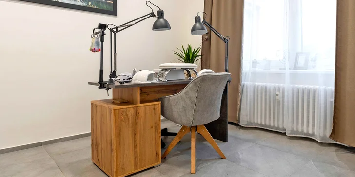 Péče pro krásné nehty: manikúra nebo pedikúra s gel lakem v salonu v centru Brna