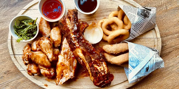 1200 g dobrot pro celou partu: pečený bůček, pikantní křídla, cibulové kroužky, cheese sticks a další