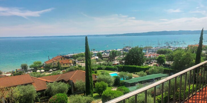 Lago di Garda: 4* hotel s bazénem a panoramatickou terasou hned u jezera, polopenze v ceně