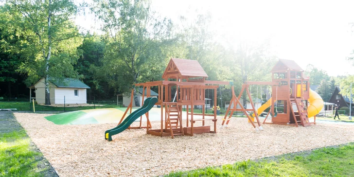 Útulné nové chatky u rybníka na úpatí Orlických hor pro pár i rodinu: snídaně, polopenze či plná penze