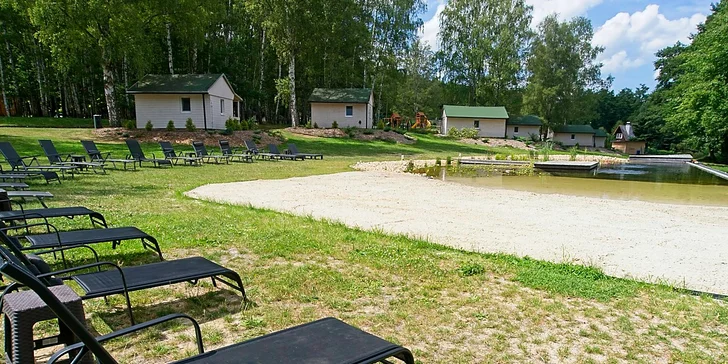 Útulné nové chatky u rybníka na úpatí Orlických hor pro pár i rodinu: snídaně, polopenze či plná penze