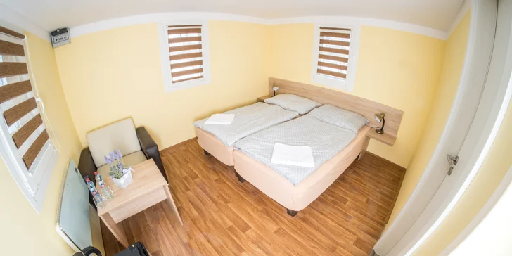 Útulné nové chatky u rybníka na úpatí Orlických hor pro pár i rodinu: snídaně, polopenze či plná penze
