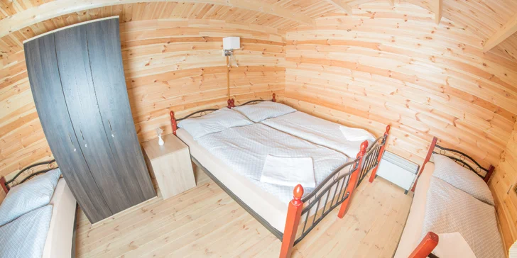 Útulné nové chatky u rybníka na úpatí Orlických hor pro pár i rodinu: snídaně, polopenze či plná penze