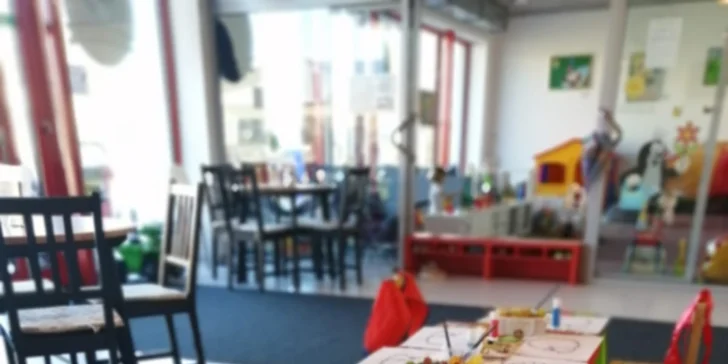 Káva a dezert i pizza a vstup do dětského studia pro děti do 6 let