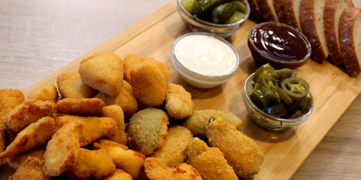 Miniřízečky, smažené sýry, jalapeño papričky s čedarem a další dobroty pro 2 osoby