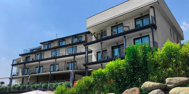 Lago di Garda: 4* hotel s bazénem a panoramatickou terasou hned u jezera, polopenze v ceně