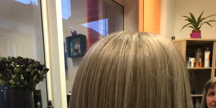 Nová elegance: dámský střih i včetně barvení či melíru a stylingu