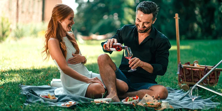 Piknikový koš plný dobrot i lahev prosecca v zámeckém parku Chateau Herálec