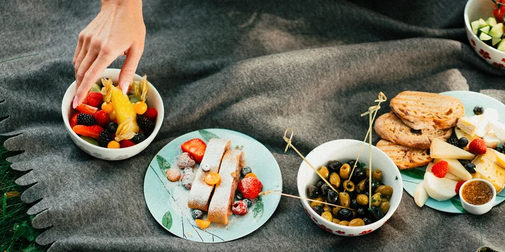 Piknikový koš plný dobrot i lahev prosecca v zámeckém parku Chateau Herálec