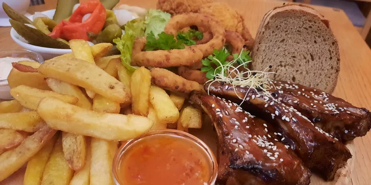 Prkno plné žebírek, křidýlek, hranolků i cibulových kroužků v restauraci 10 minut od Macochy