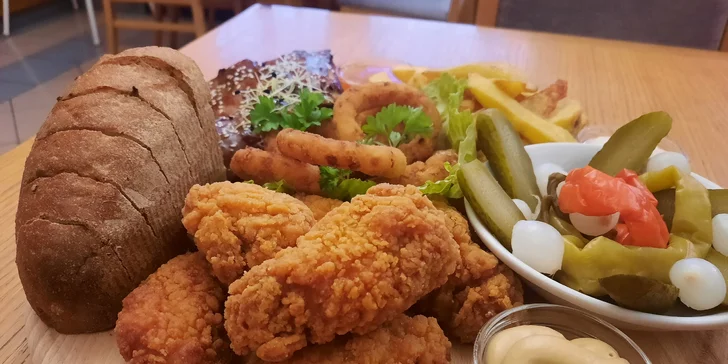 Prkno plné žebírek, křidýlek, hranolků i cibulových kroužků v restauraci 10 minut od Macochy