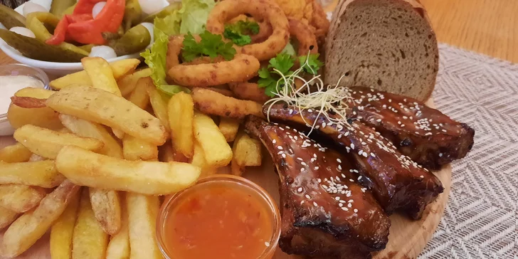 Prkno plné žebírek, křidýlek, hranolků i cibulových kroužků v restauraci 10 minut od Macochy