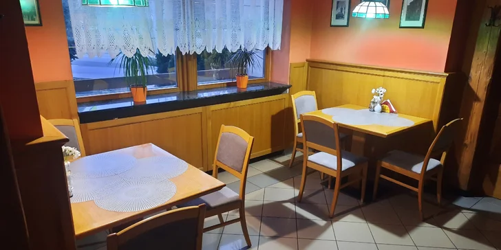 Prkno plné žebírek, křidýlek, hranolků i cibulových kroužků v restauraci 10 minut od Macochy