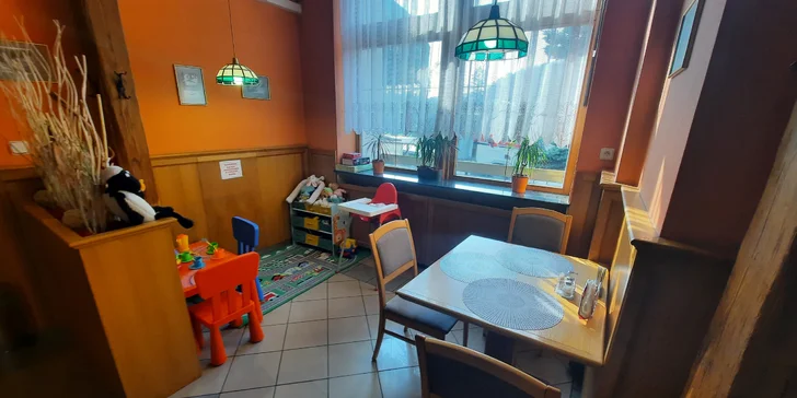 Prkno plné žebírek, křidýlek, hranolků i cibulových kroužků v restauraci 10 minut od Macochy