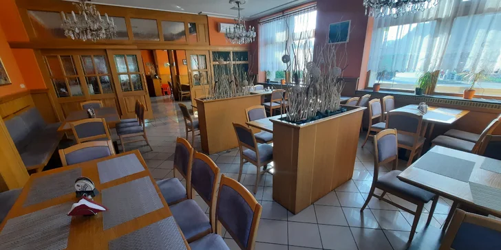 Prkno plné žebírek, křidýlek, hranolků i cibulových kroužků v restauraci 10 minut od Macochy