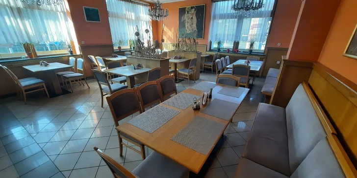 Prkno plné žebírek, křidýlek, hranolků i cibulových kroužků v restauraci 10 minut od Macochy