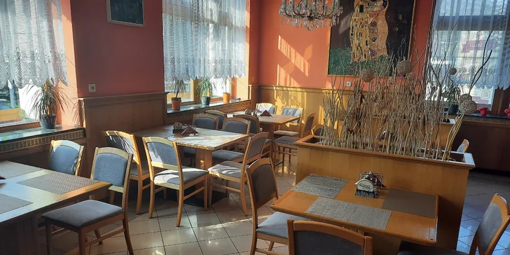 Prkno plné žebírek, křidýlek, hranolků i cibulových kroužků v restauraci 10 minut od Macochy