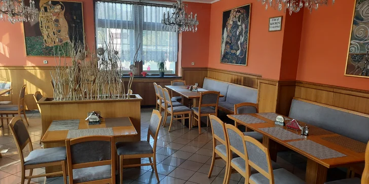 Prkno plné žebírek, křidýlek, hranolků i cibulových kroužků v restauraci 10 minut od Macochy