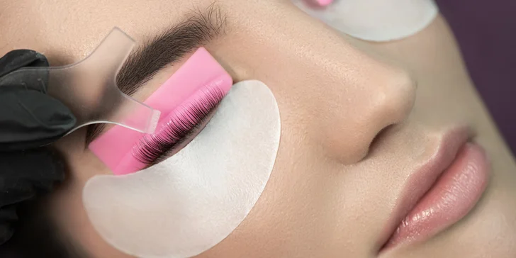 Lash lifting nebo laminace obočí vč. barvení či kompletní balíček