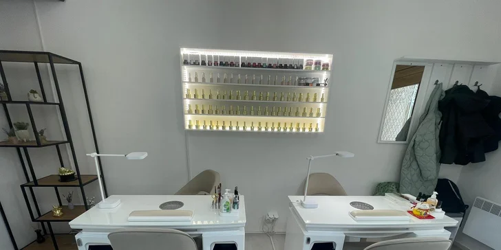 Manikúra a pedikúra s možností lakování gel lakem nebo Shellacem vč. Footlogix péče