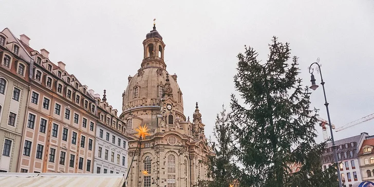 Z Prahy na adventní trhy do Drážďan a na rozsvícené zámecké zahrady Pillnitz, odpolední plavba, večeře, živá hudba a průvodce po celý den