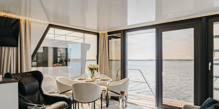 Luxusní houseboaty a bubliny na jezeře: privátní wellness, strava, vodní sporty a moře 300 m