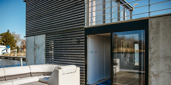 Luxusní houseboaty a bubliny na jezeře: privátní wellness, strava, vodní sporty a moře 300 m