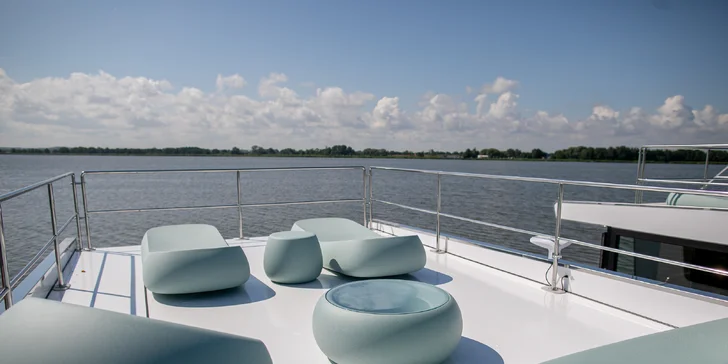 Luxusní houseboaty a bubliny na jezeře: privátní wellness, strava, vodní sporty a moře 300 m