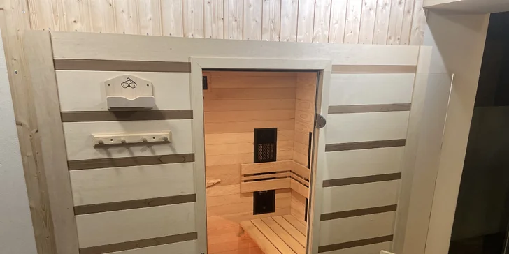 Privátní wellness v čase 7:00–20:00: studio s infrasaunou a vanou pro 2 osoby