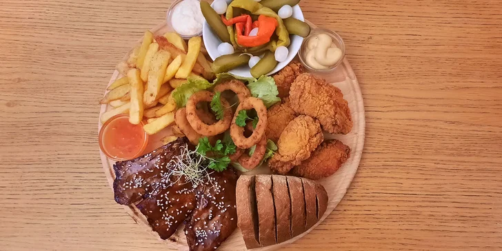 Prkno plné žebírek, křidýlek, hranolků i cibulových kroužků v restauraci 10 minut od Macochy