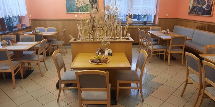Prkno plné žebírek, křidýlek, hranolků i cibulových kroužků v restauraci 10 minut od Macochy