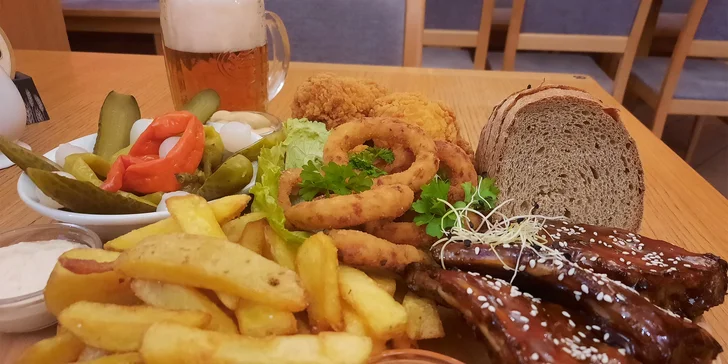Prkno plné žebírek, křidýlek, hranolků i cibulových kroužků v restauraci 10 minut od Macochy