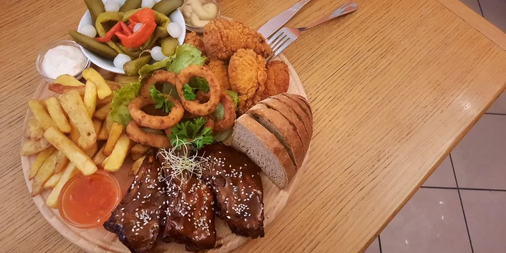 Prkno plné žebírek, křidýlek, hranolků i cibulových kroužků v restauraci 10 minut od Macochy