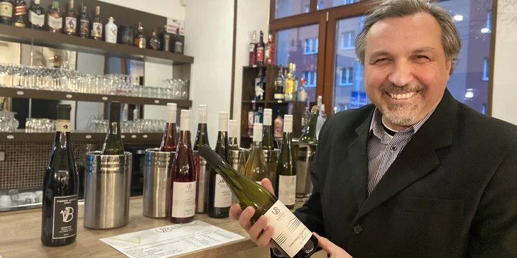 Degustace vín se someliérem pro 2 osoby: 5–6 vzorků a tapas