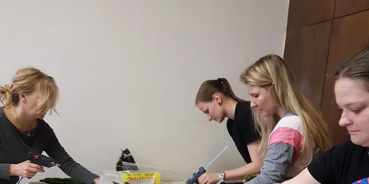 Skupinový kurz výroby obrazu z mechu a živých lišejníků či texturovací pasty