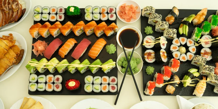 Sushi sety s 24 až 40 ks: maki, california i nigiri s lososem i úhořem