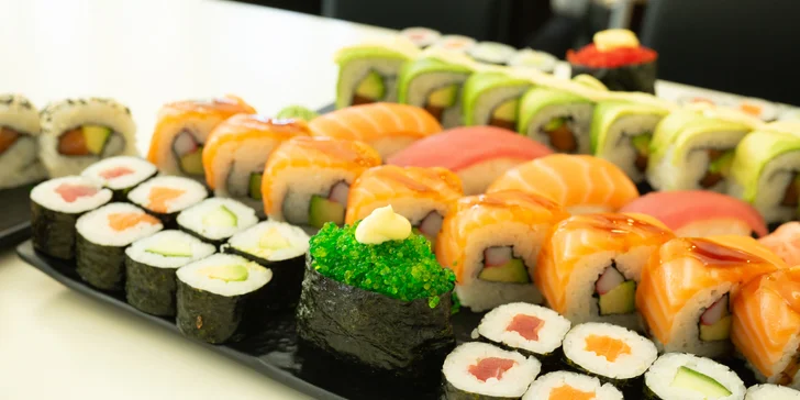 Sushi sety s 24 až 40 ks: maki, california i nigiri s lososem i úhořem
