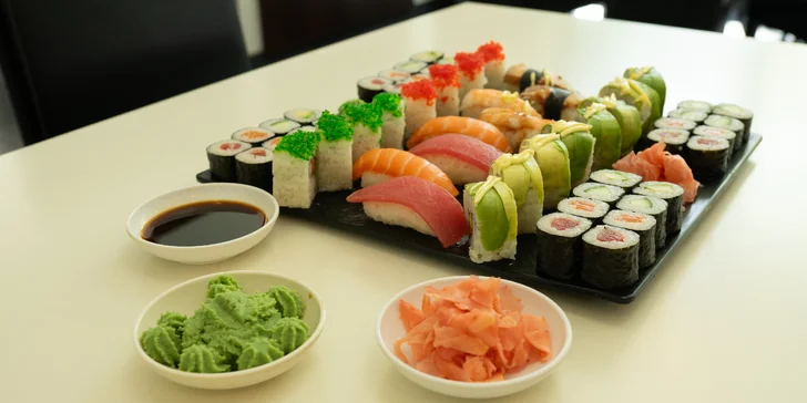 Sushi sety s 24 až 40 ks: maki, california i nigiri s lososem i úhořem