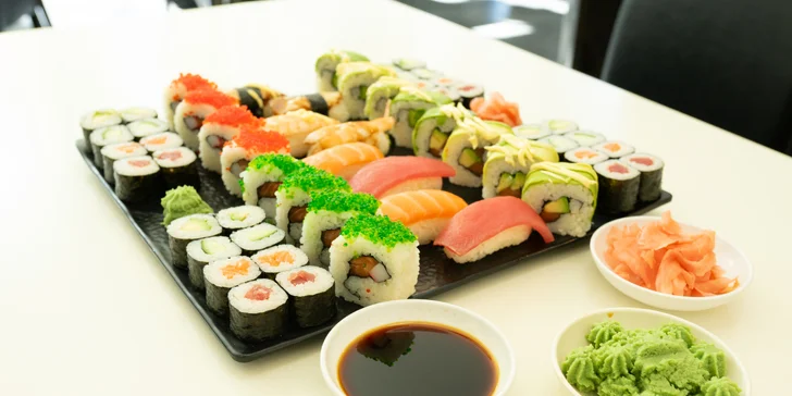 Sushi sety s 24 až 40 ks: maki, california i nigiri s lososem i úhořem