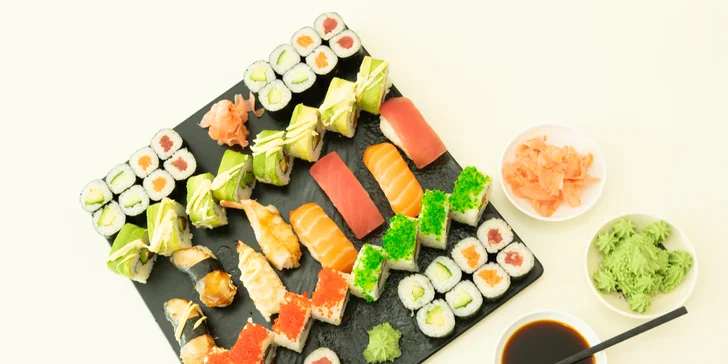 Sushi sety s 24 až 40 ks: maki, california i nigiri s lososem i úhořem