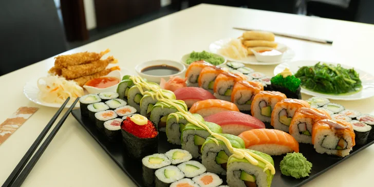 Sushi sety s 24 až 40 ks: maki, california i nigiri s lososem i úhořem