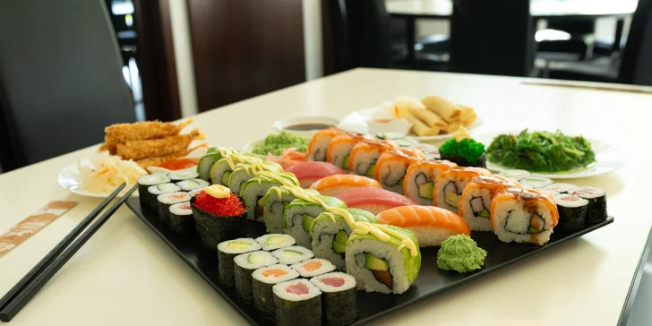 Sushi sety s 24 až 40 ks: maki, california i nigiri s lososem i úhořem