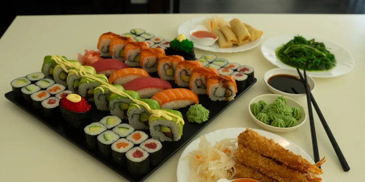 Sushi sety s 24 až 40 ks: maki, california i nigiri s lososem i úhořem
