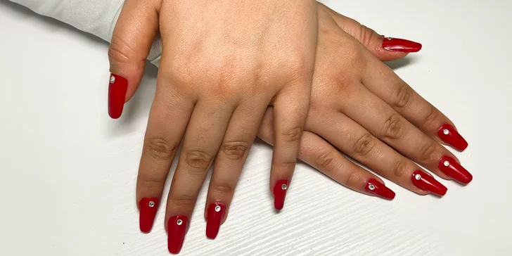 Dokonalé nehty: manikúra s P-Shine, lakování gel lakem nebo modeláží nehtů