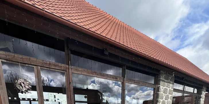 Burger menu pro 1 nebo 2 osoby: vegetariánský či hovězí burger, chipsy a dezert nebo pivo