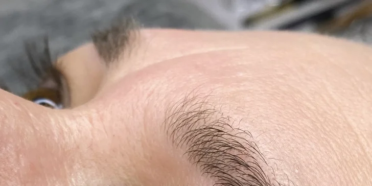 Vlastní řasy jako panenka a upravené obočí: laminace obočí i lash lifting řas