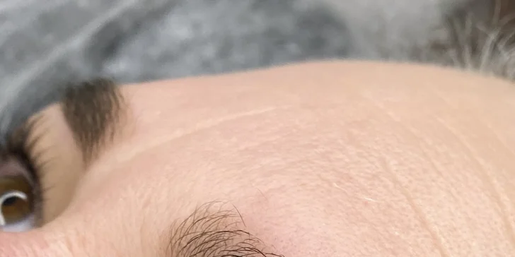 Vlastní řasy jako panenka a upravené obočí: laminace obočí i lash lifting řas