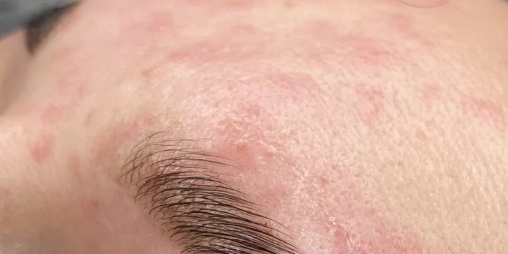 Vlastní řasy jako panenka a upravené obočí: laminace obočí i lash lifting řas