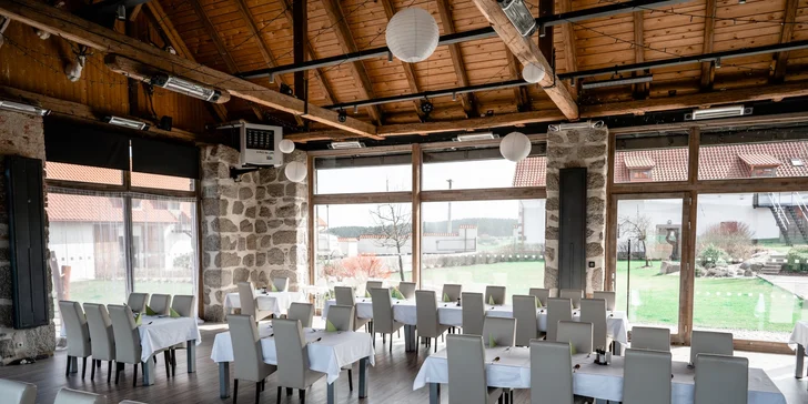 Burger menu pro 1 nebo 2 osoby: vegetariánský či hovězí burger, chipsy a dezert nebo pivo